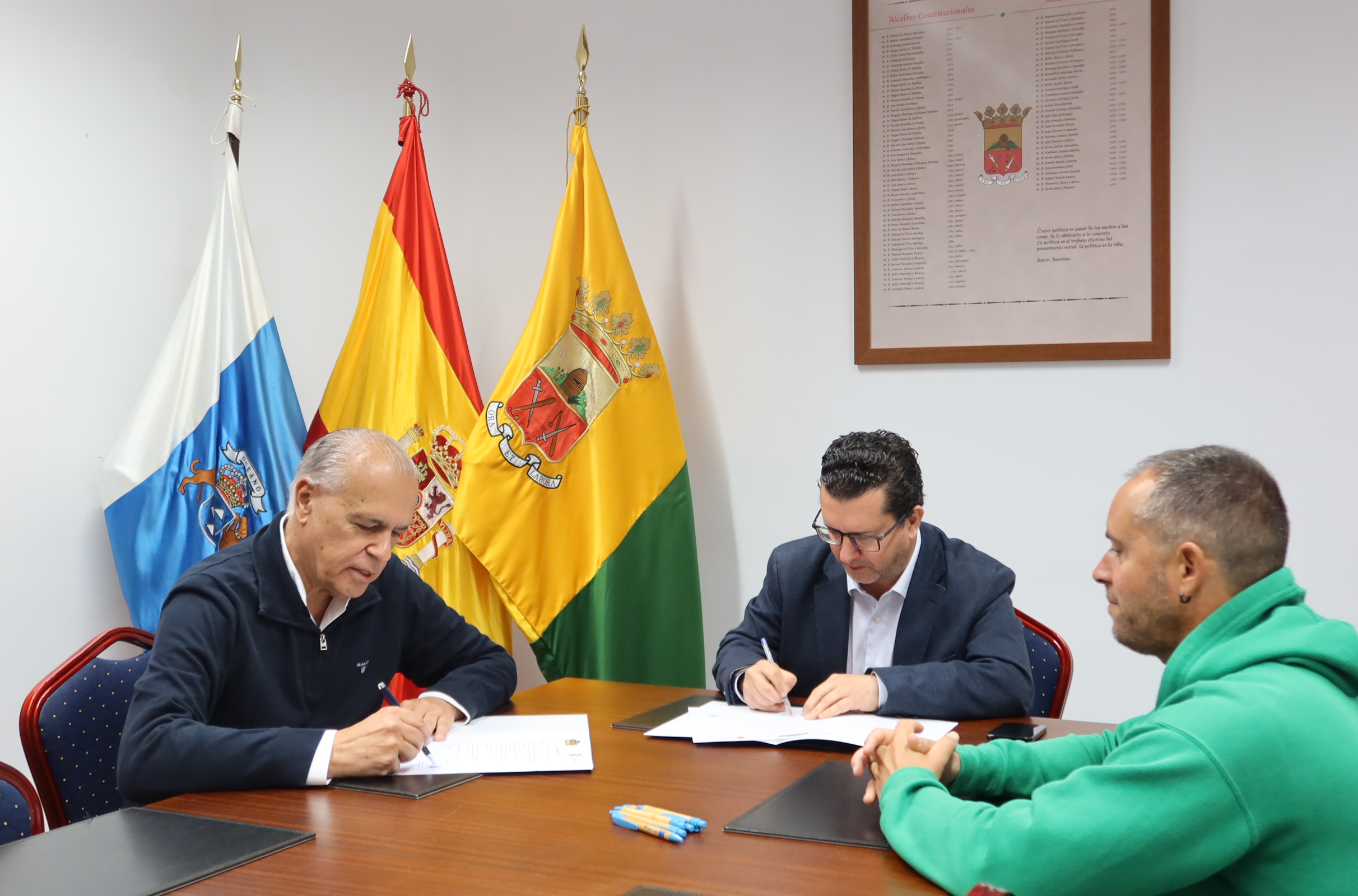 Firma del convenio entre el Ayuntamiento de Arucas y el Rally Islas Canarias