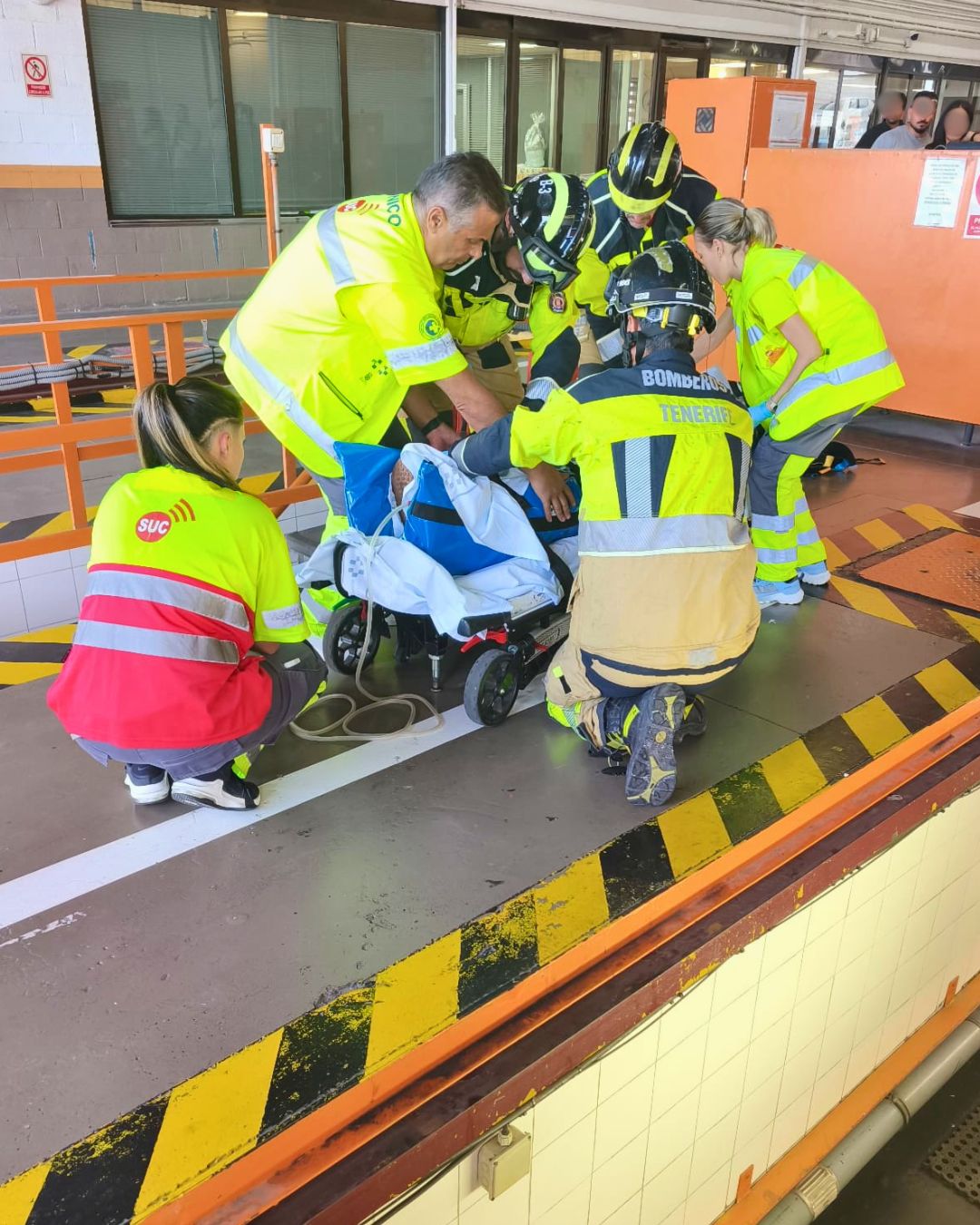 Bomberos de Tenerife rescatan a una persona caída en un foso de la ITV