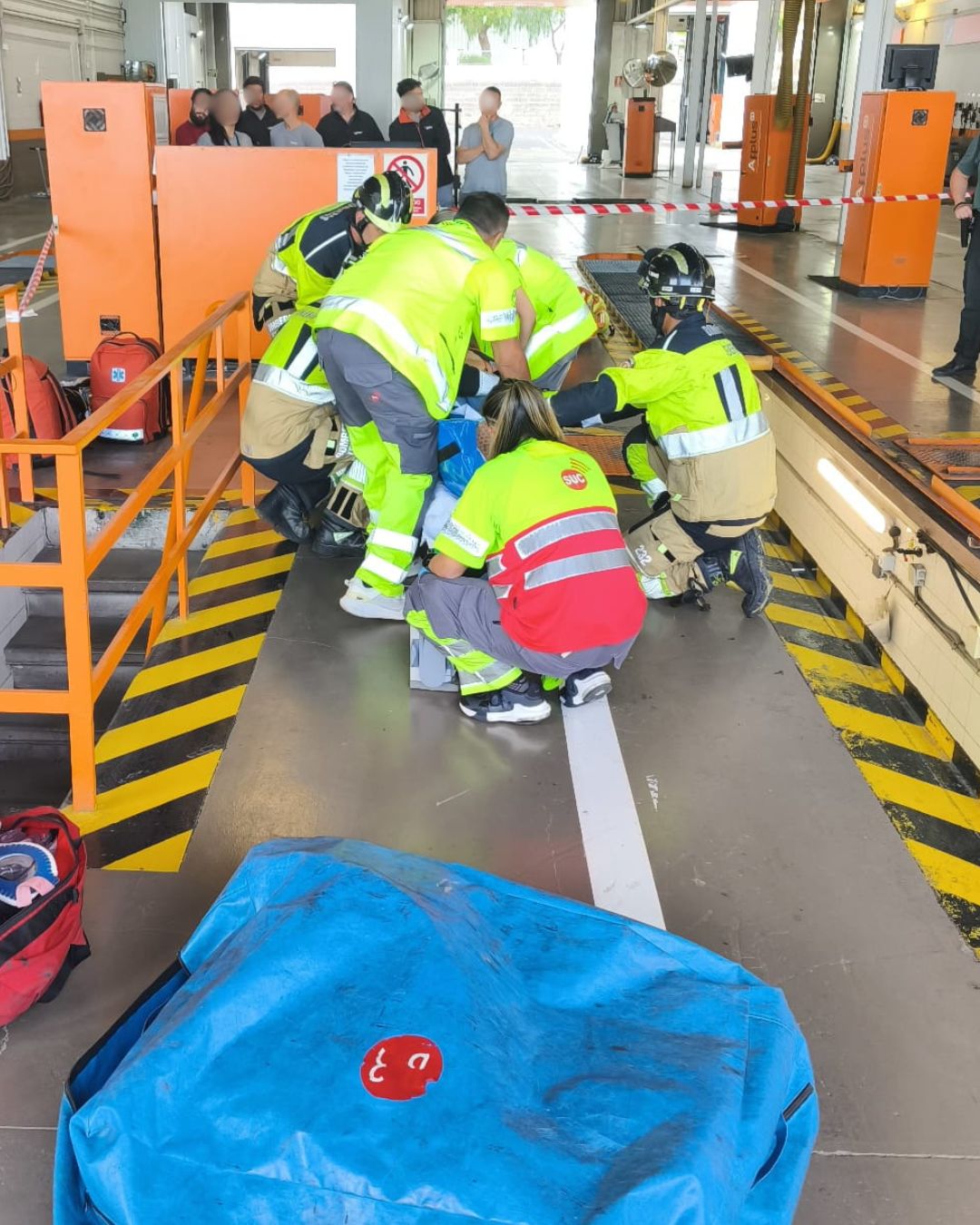 Bomberos de Tenerife rescatan a una persona caída en un foso de la ITV
