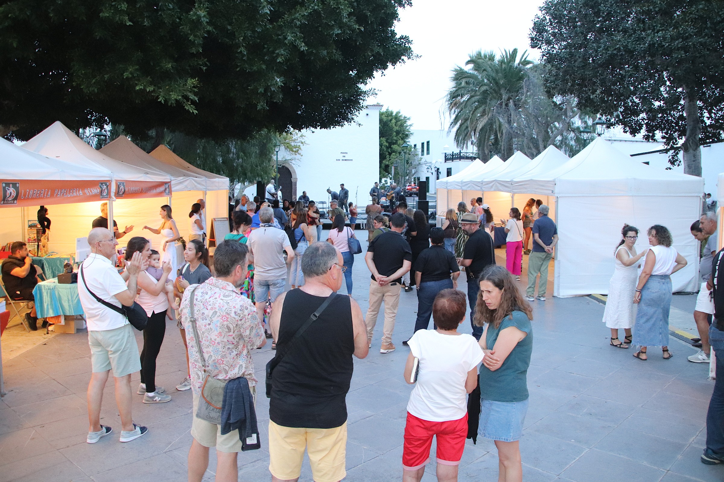 Yaiza disfruta de su Feria del Libro, convertida en refugio de emociones