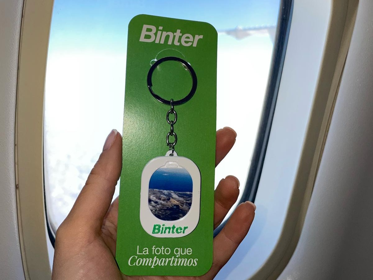 Binter regala llaveros con paisajes de las ocho islas canarias para celebrar el Día de Canarias