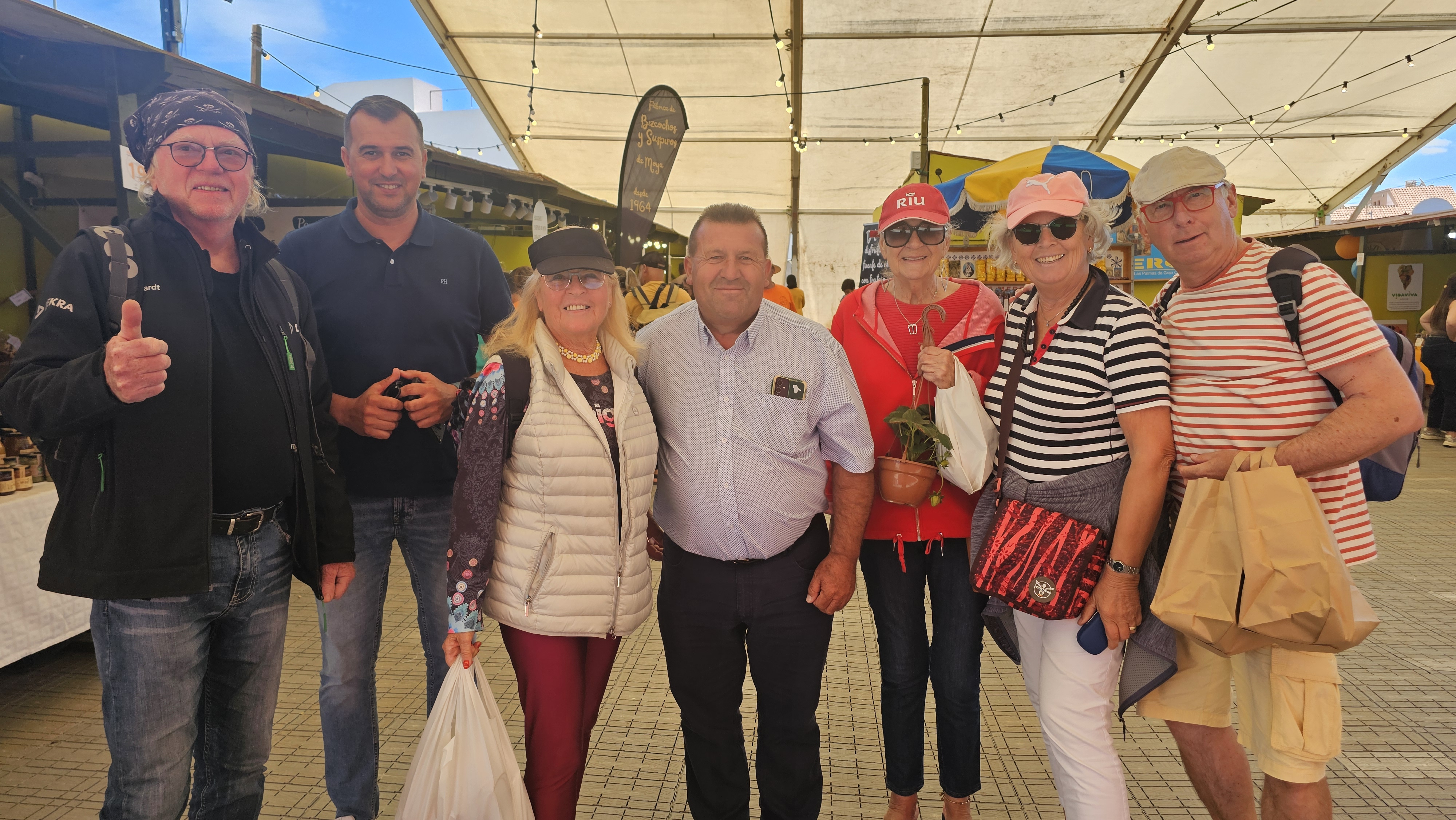Turistas en la Feria Insular de Artesanía de Fuerteventura
