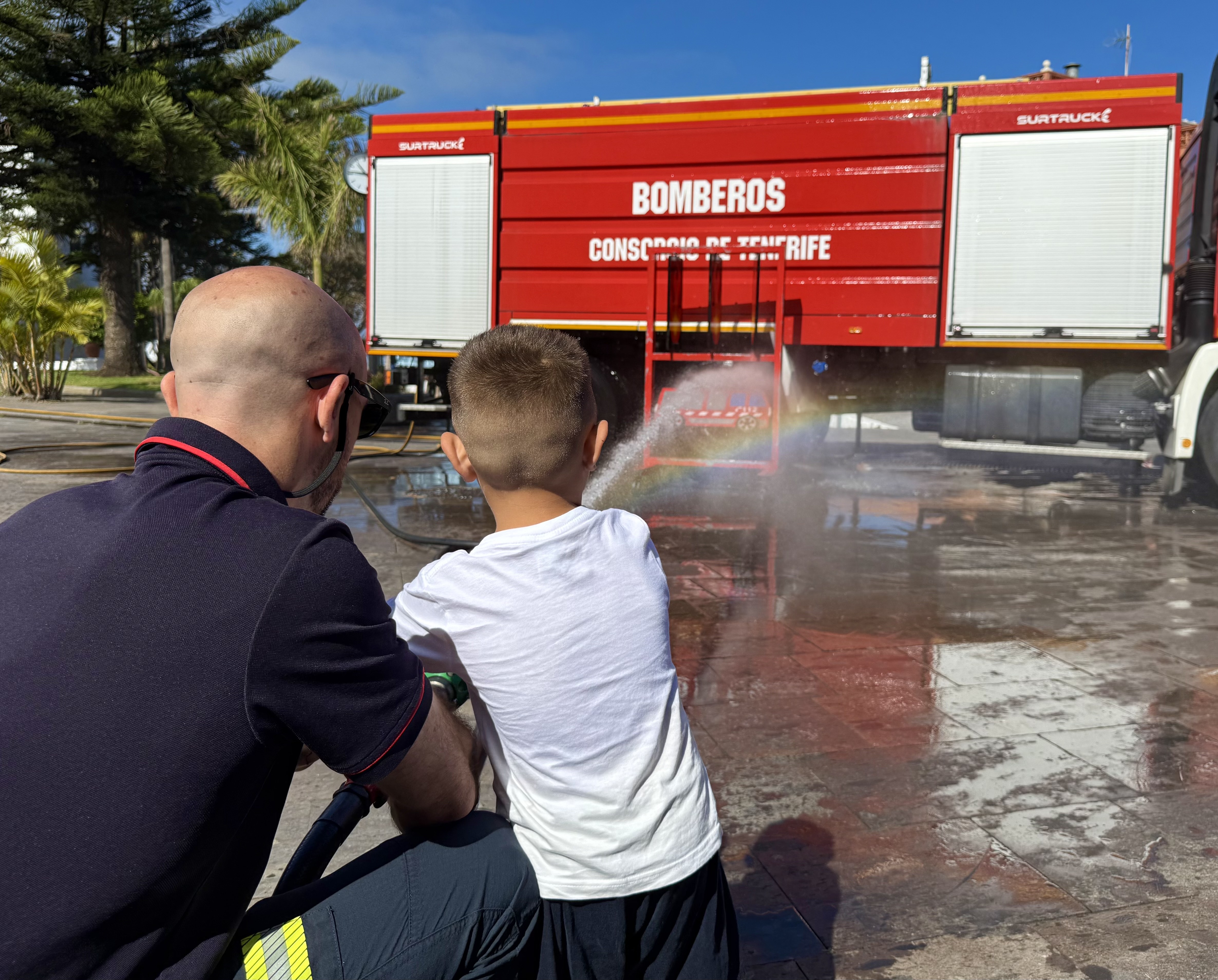 Bomberos de Tenerife enseñan a cómo actuar ante un incendio