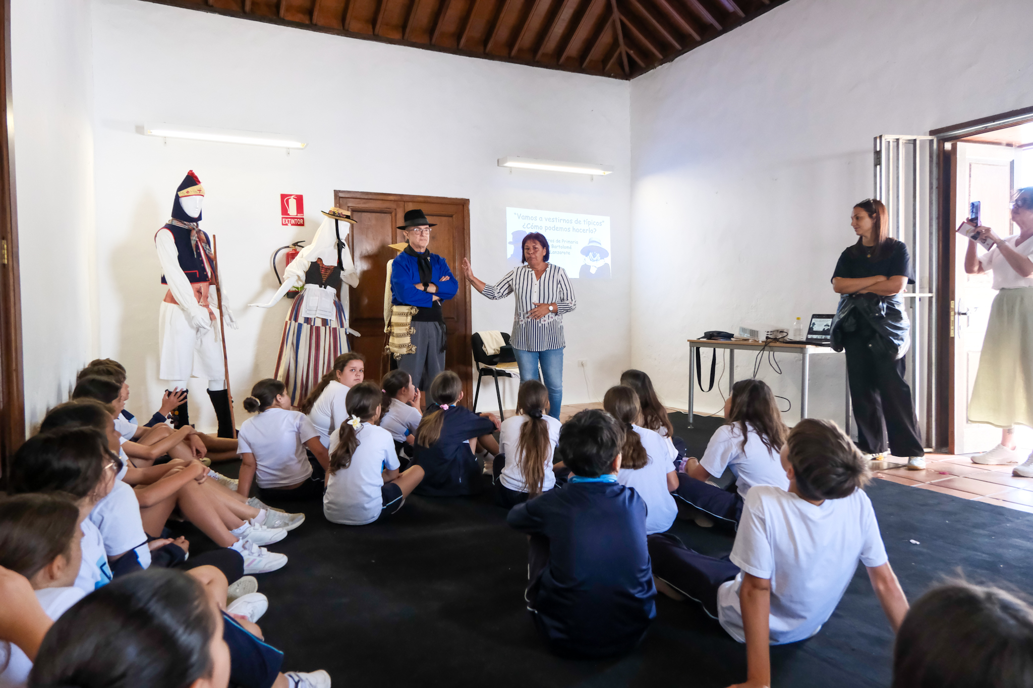 Escolares de San Bartolomé conocen la vestimenta tradicional canaria