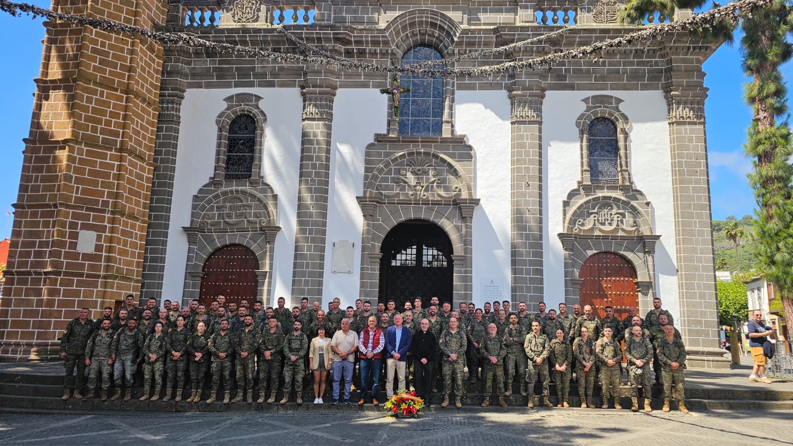 Ofrenda floral del Regimiento de Artillería Antiaérea nº 94 a la Virgen del Pino