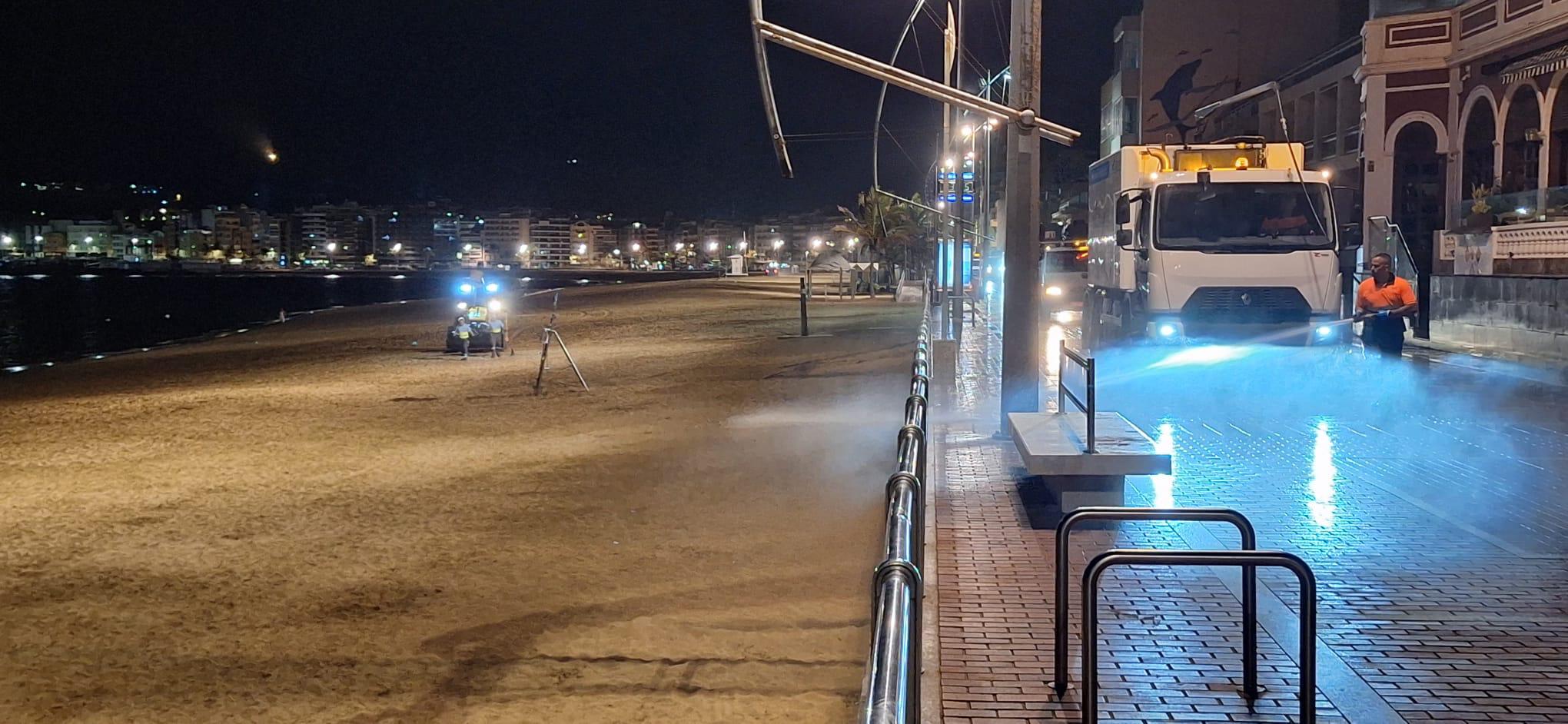 Dispositivo de Limpieza tras la Noche de San Juan en la Playa de Las Canteras en Las Palmas de Gran Canaria