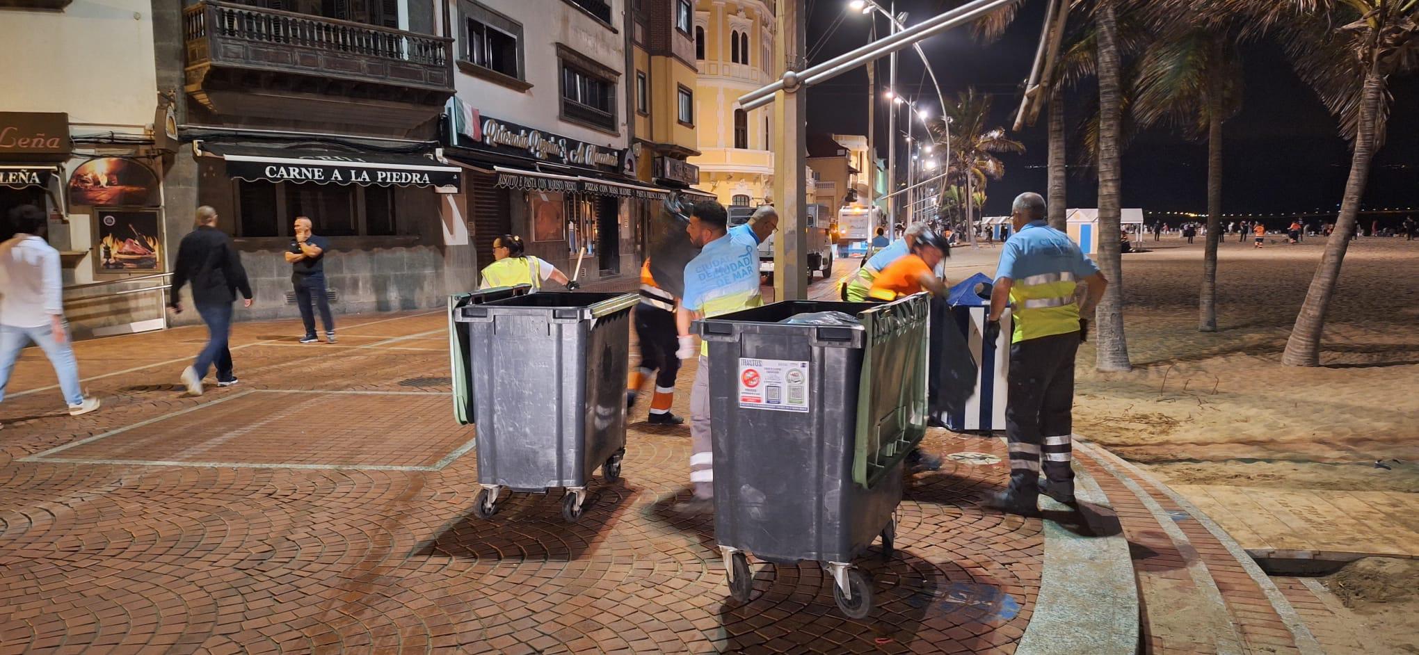 Dispositivo de Limpieza tras la Noche de San Juan en la Playa de Las Canteras en Las Palmas de Gran Canaria