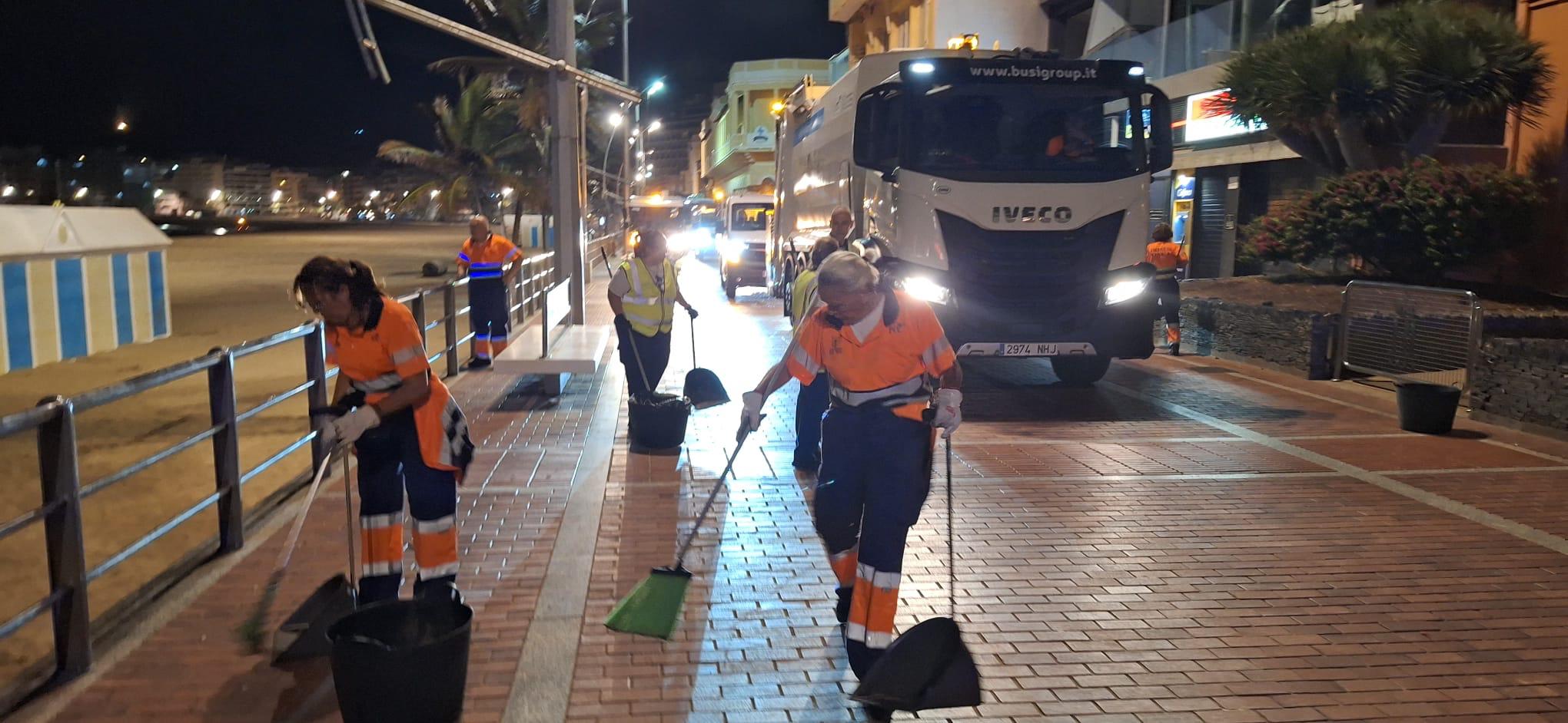 Dispositivo de Limpieza tras la Noche de San Juan en la Playa de Las Canteras en Las Palmas de Gran Canaria
