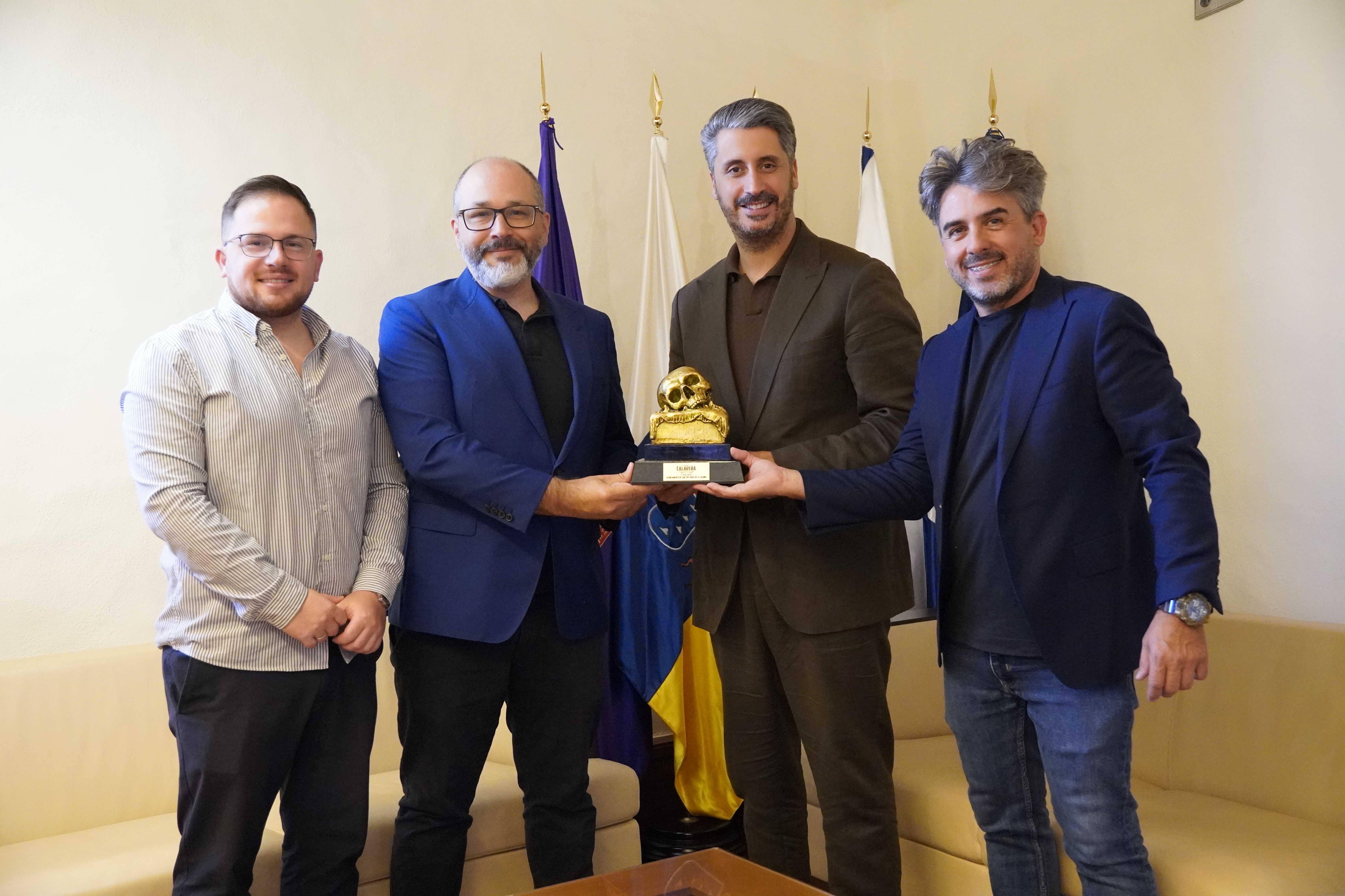 La Laguna recibe una edición especial del trofeo de honor del Isla Calavera