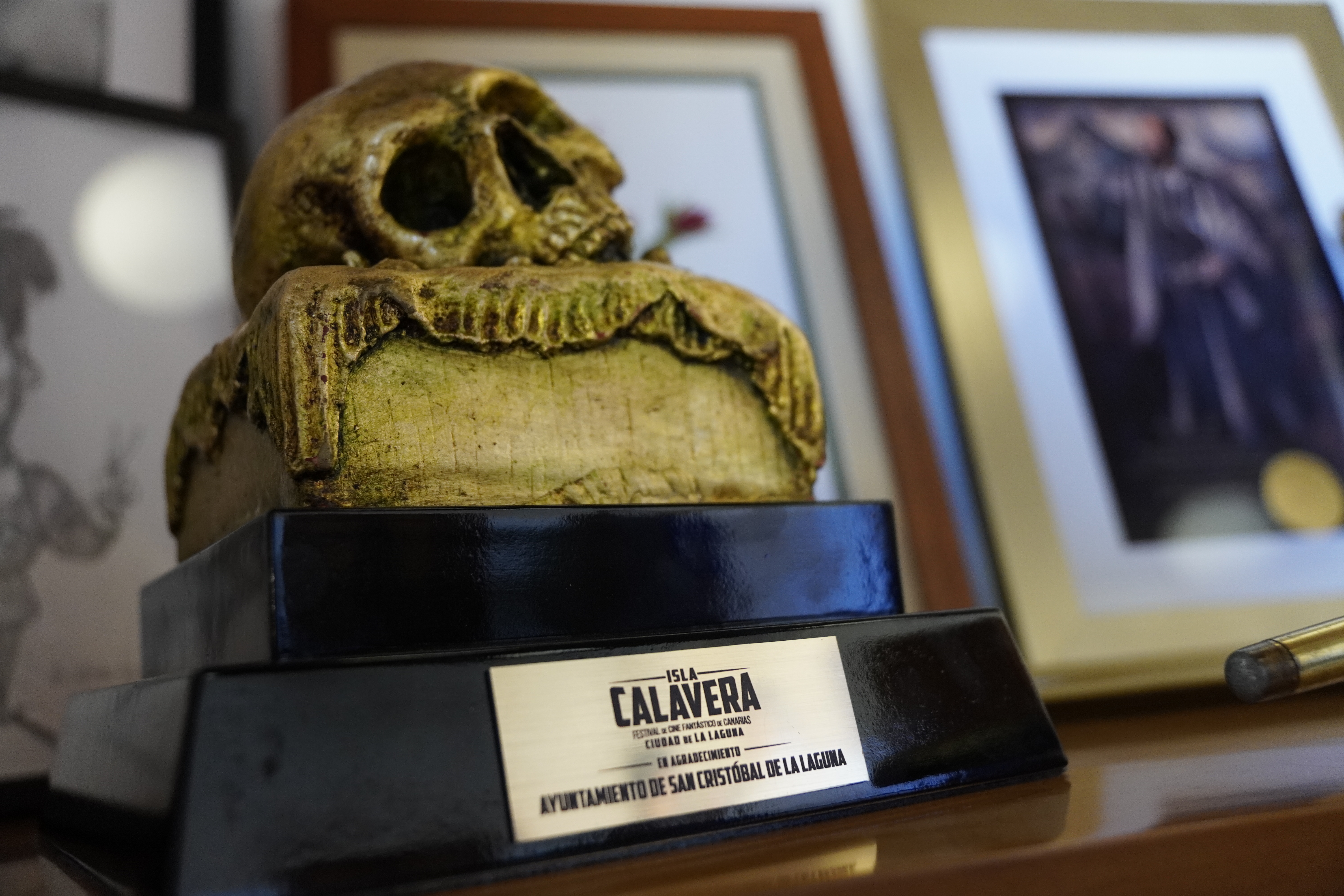 La Laguna recibe una edición especial del trofeo de honor del Isla Calavera