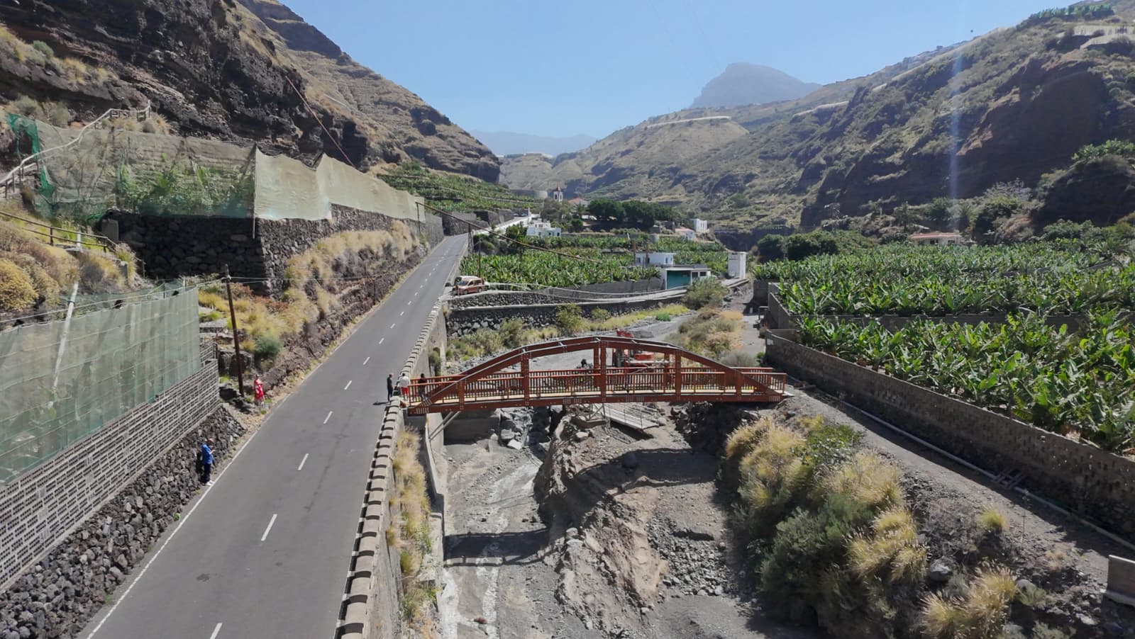 Pasarela peatonal del sendero que cruza el Barranco de las Angustias