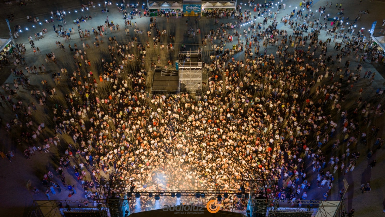 Más de 10.000 personas disfrutan de la Beach Party en la playa de Caleta de Fuste