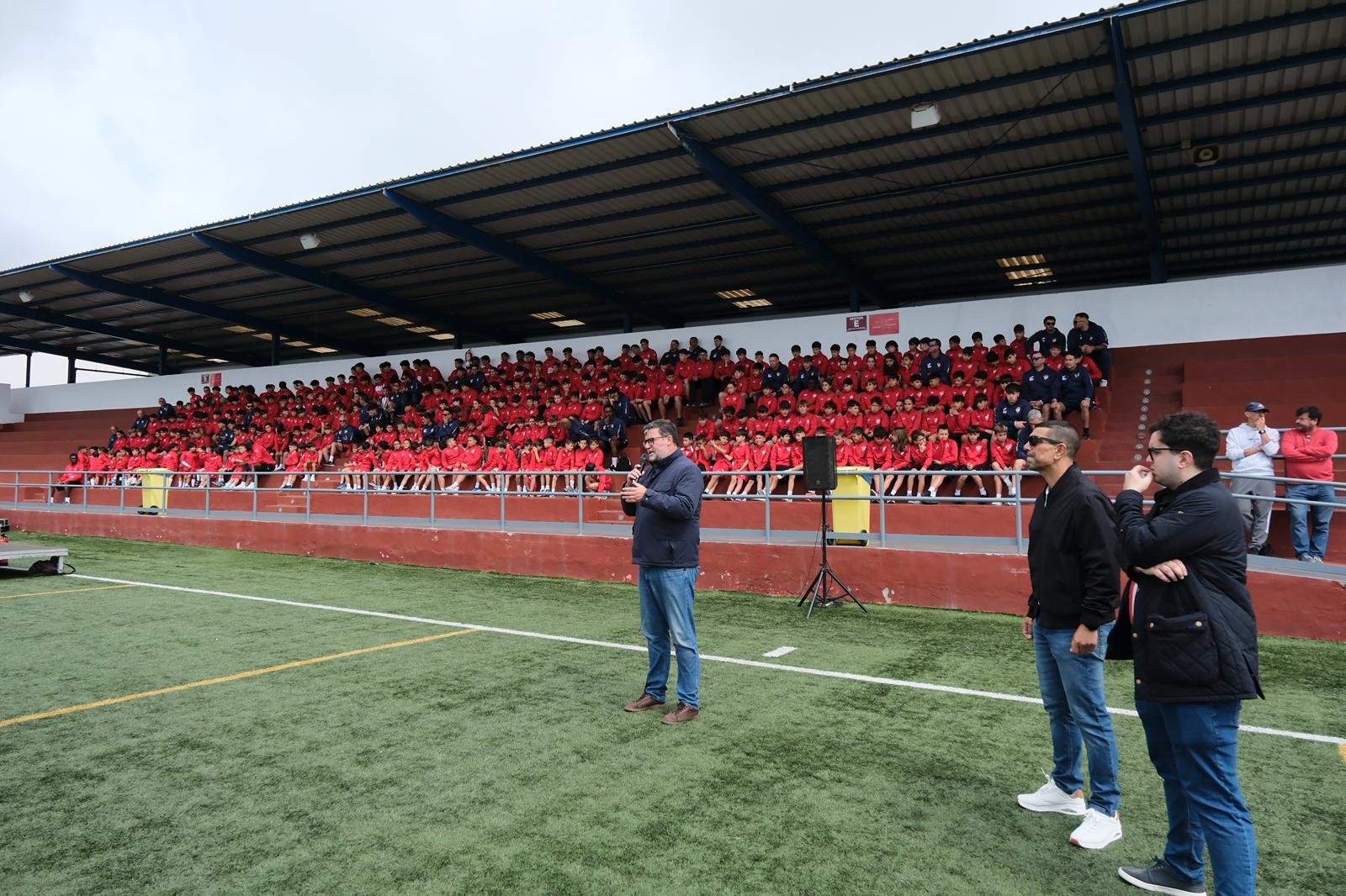 El Club de Fútbol San Bartolomé demuestra la fuerza de su cantera con la presentación de más de 350 jóvenes futbolistas