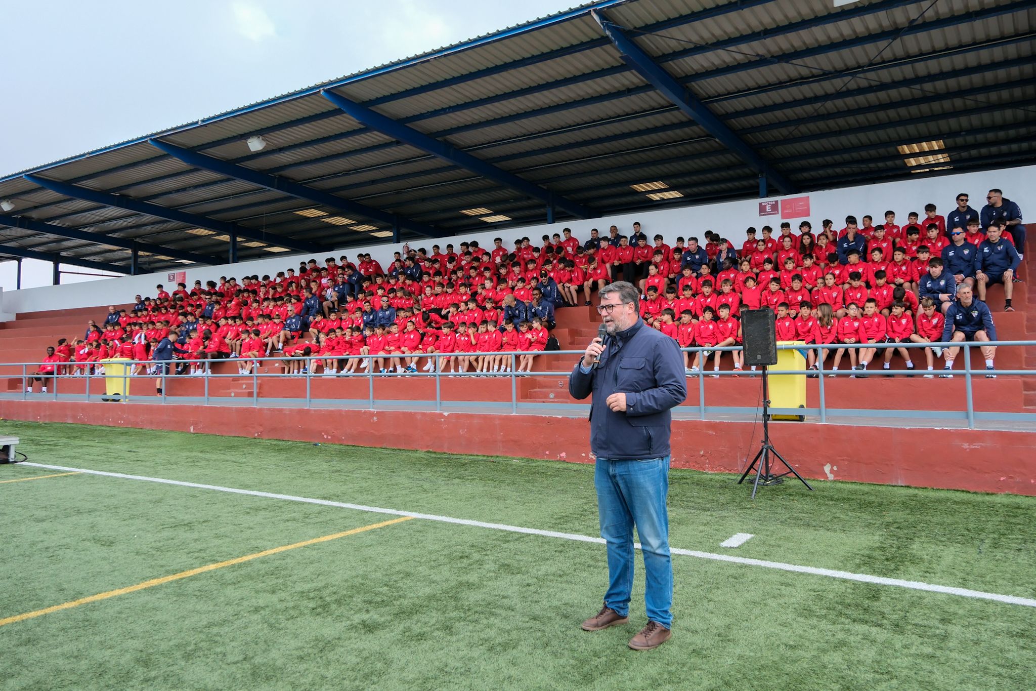El Club de Fútbol San Bartolomé demuestra la fuerza de su cantera con la presentación de más de 350 jóvenes futbolistas