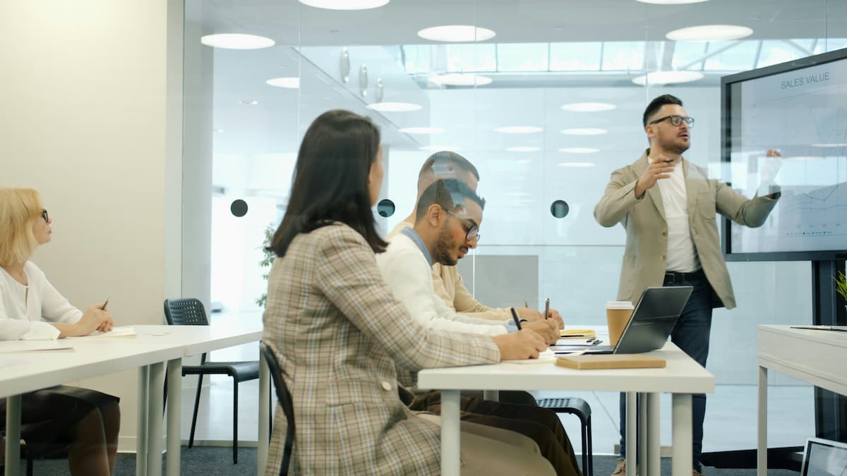 Managing Underperforming Employees: UK 2026 Guide