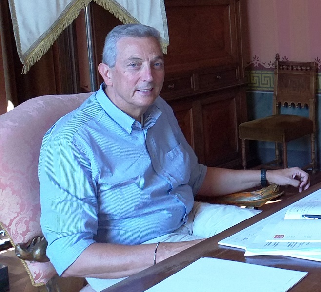 Coronavirus Recanati: il Sindaco Bravi sostiene gli esercenti in difficoltà Antonio Bravi in camicia