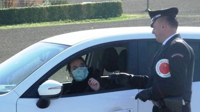 Ancora tante le denunce per non aver rispettato le misure imposte dall’emergenza del coronavirus carabinieri-mascherina
