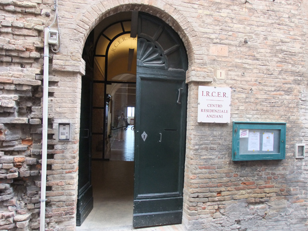 Recanati: importanti interventi di miglioramento alla casa di riposo contro l’infezione da scabbia casa di riposo - Ircer - portone