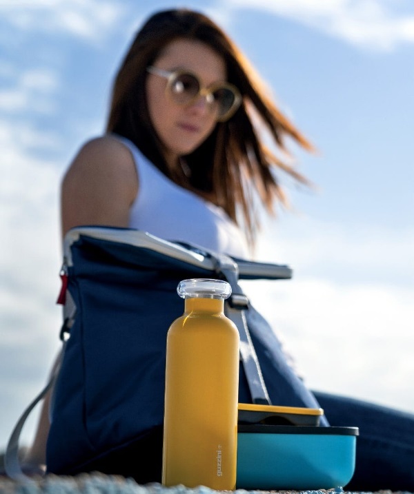 Connesi bandisce la plastica e regala ai dipendenti borracce in acciaio inossidabile realizzate dalla Fratelli Guzzini