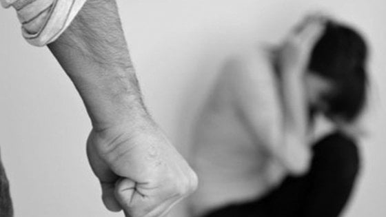 Potenza Picena. Bottiglia di vetro e minacce di morte alla compagna: 50enne a giudizio per maltrattamenti