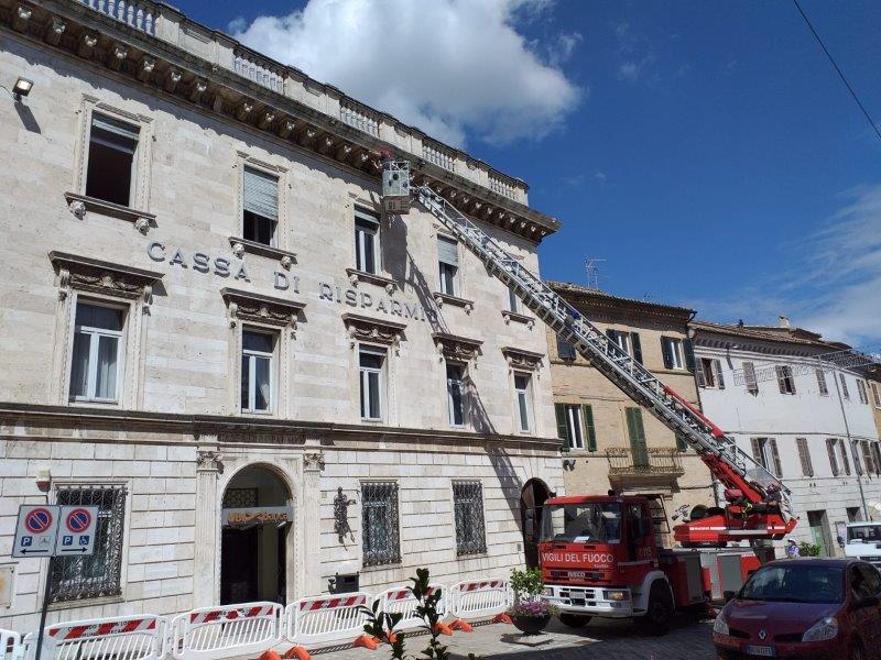 Cade dal sottotetto di Ubi Marche, un grosso capitello. Sfiorata la tragedia cornicione vigili fuoco