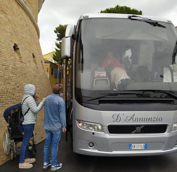 Loreto concede ai bus turistici il parcheggio gratis. bus turistico a loreto