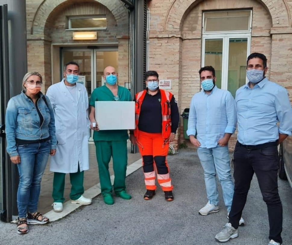 Il Movimento Vivere Recanati e le farmacie donano mascherine al Punto di Primo Intervento