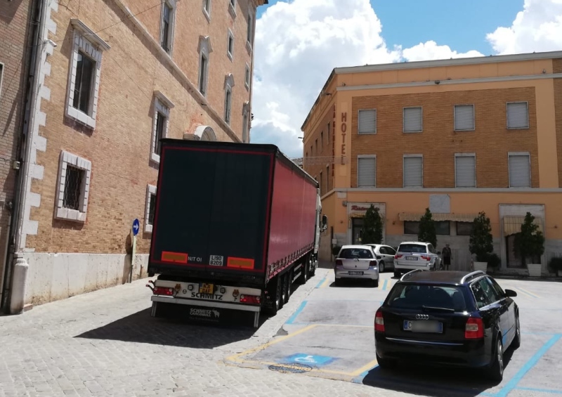 Tir, proveniente da Londra, incastrato nel centro storico. Sanzionato camion incastrato