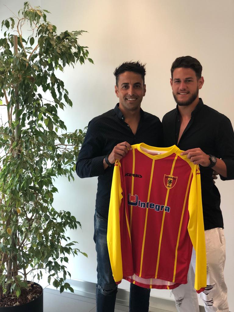 La Recanatese punta Sbaffo, Esposito va alla Fermana Adriano Esposito in giallo rosso