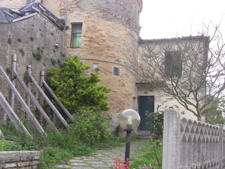 Chiede 500 euro per testimoniare in Tribunale. Condannata a due anni.