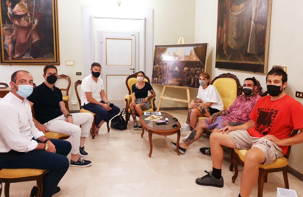 Potenza Picena: il vecchio casello ferroviario si trasforma con la street art