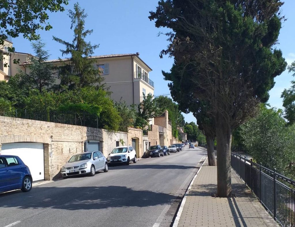 Recanati: per i residenti del centro storico l’Amministrazione è “un muro di gomma” via Passero Solitario