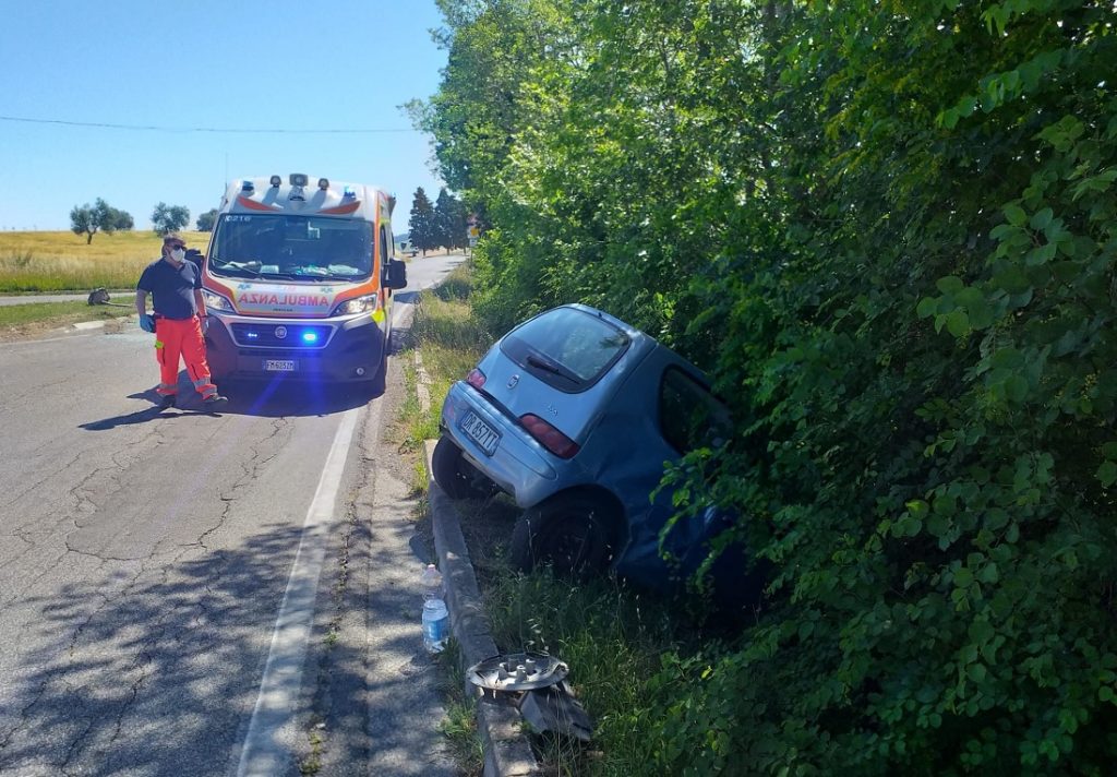 Recanati: paura per una cinquantenne recanatese coinvolta in un incidente stradale