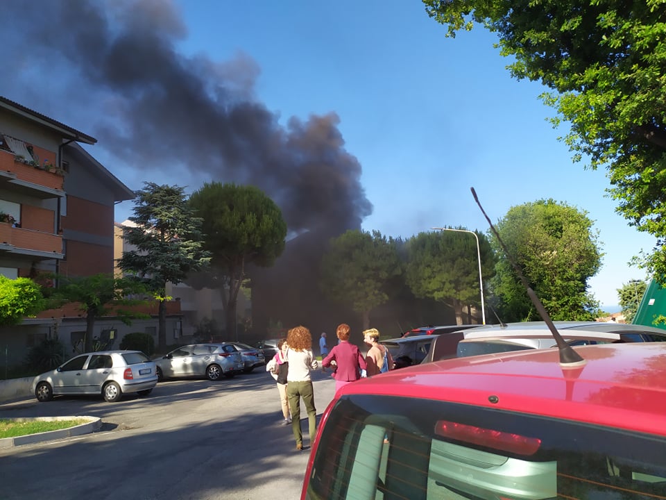 Recanati: prende fuoco del materiale in un garage in via Mattutini