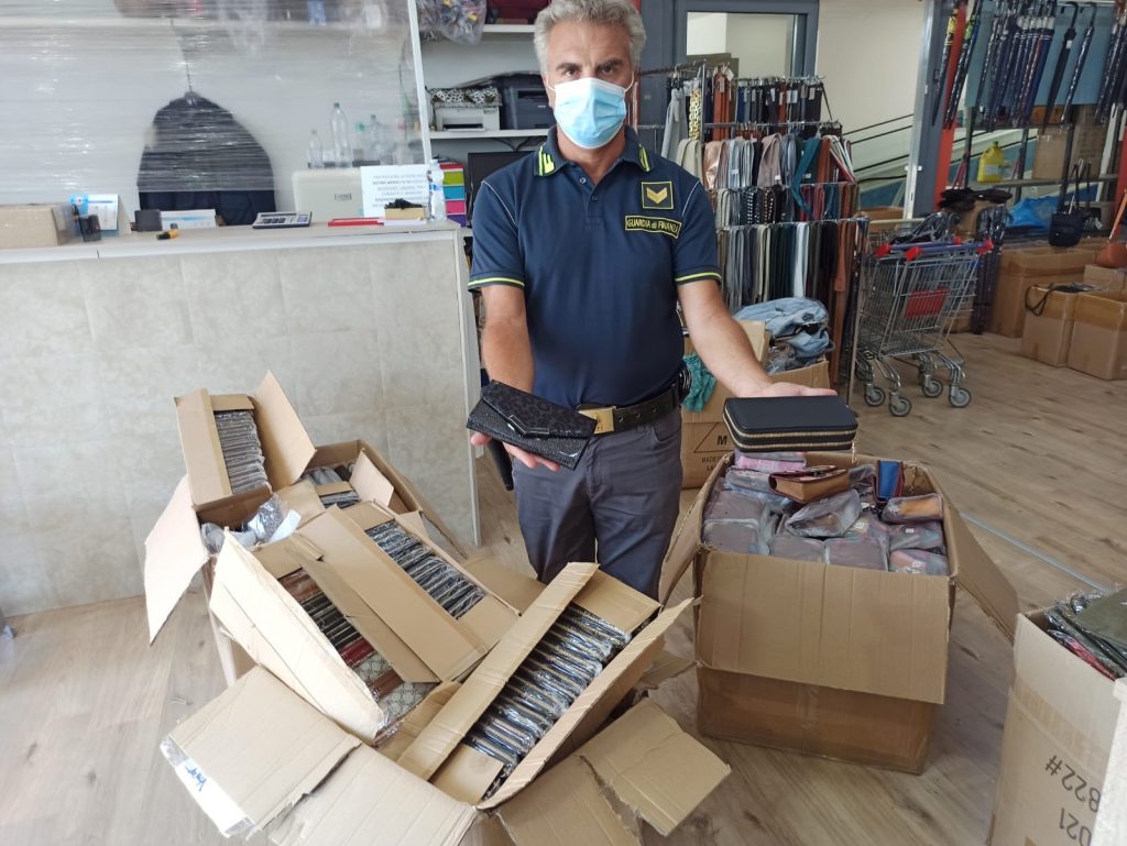 Sequestrati circa 500 articoli di pelletteria insicuri per la salute dei consumatori