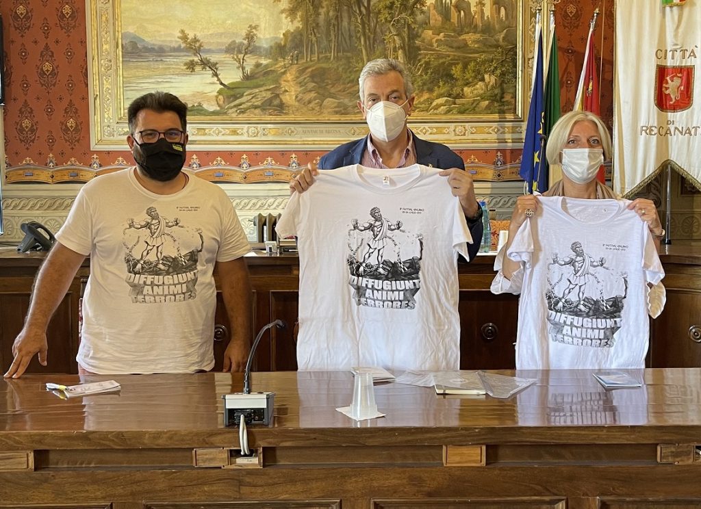 Si parla di filosofia nel cortile di Palazzo Venieri