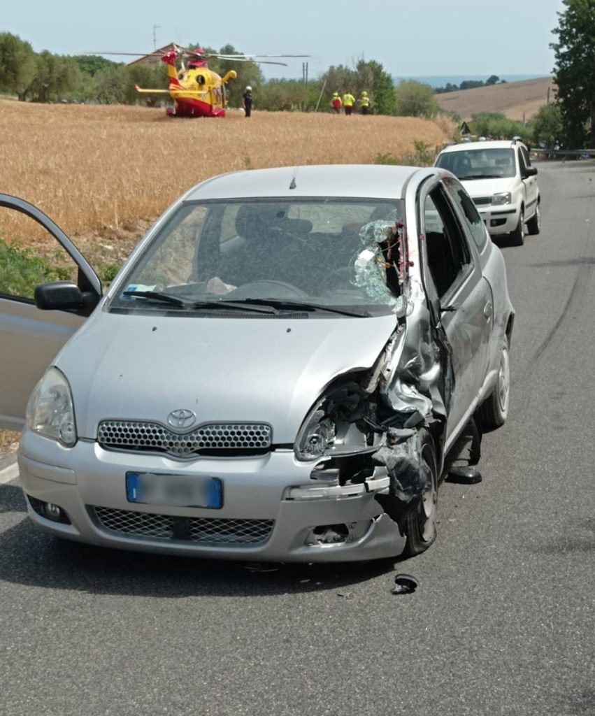 Schianto fra moto ed auto. Muore un motociclista 23enne