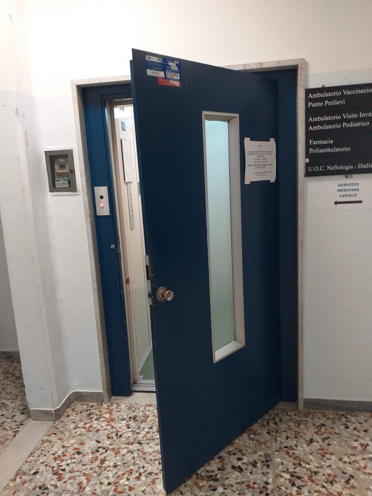 Donna pulizie intrappolata dentro l’ascensore dell’ospedale S.Lucia