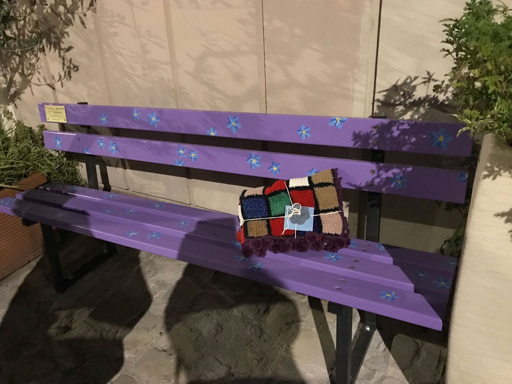 Recanati: a Castelnuovo la panchina dedicata ai malati di Alzheimer