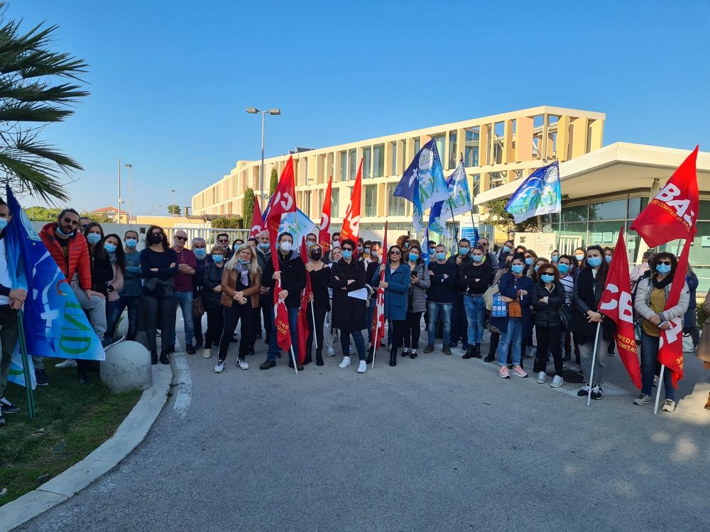 Lavoratori del Santo Stefano protestano davanti ai cancelli.