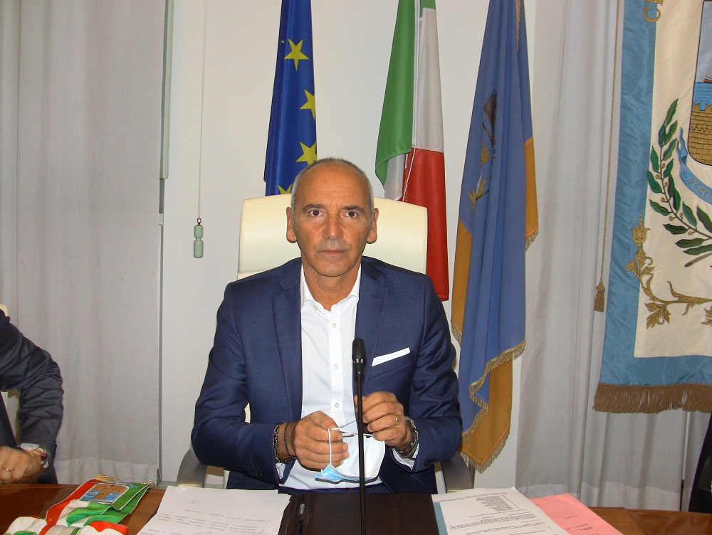 La maggioranza Michelini cerca di mettere i dirigenti scolastici e funzionari comunali contro la minoranza consiliare