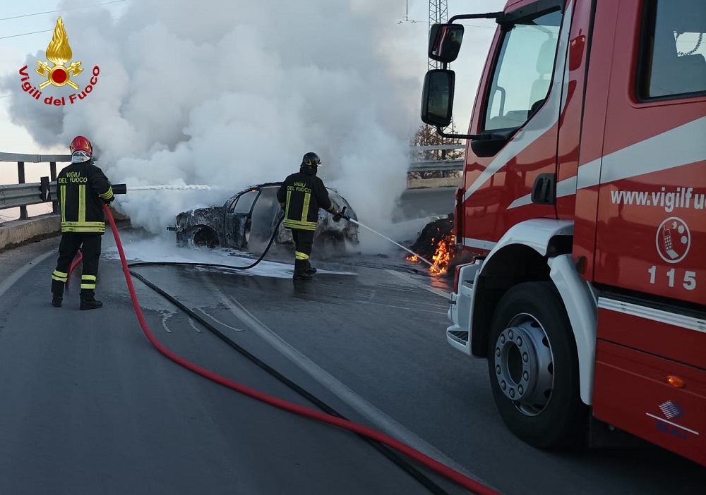 Auto in fiamme in via Montefanese