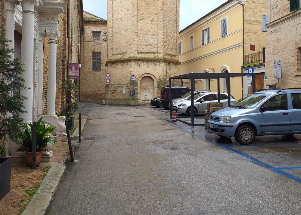 Recanati. Un gazebo in ferro fa litigare barista e parroco