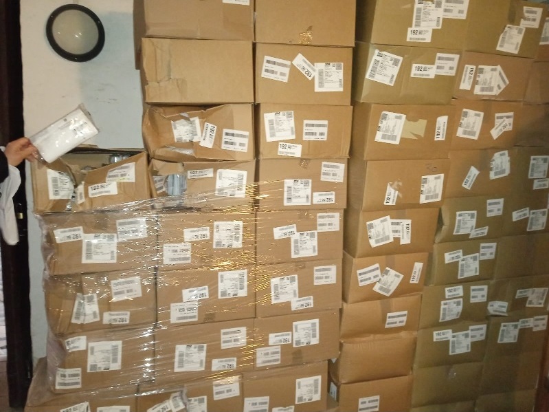 130 scatoloni di mascherine FCA abbandonati nell’androne dell’ascensore di Palazzo Venieri