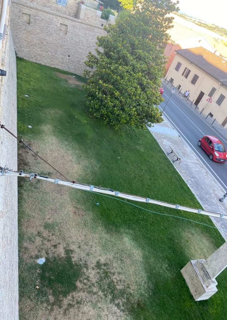 Loreto. Giardini Capponi con mura storiche o campo da calcio? Dov’è il Comune e perché non fa rispettare le regole?