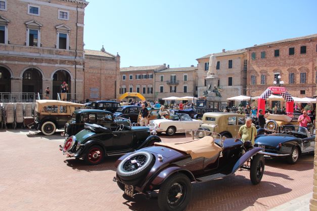 Recanati. Un tuffo nel passato con le quattro ruote storiche