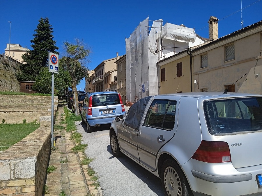 Recanati: un’auto abbandonata da tempo di cui nessuno si vuole occupare