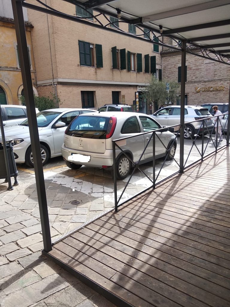 Recanati: parcheggiare sulle strisce pedonali si può fare?