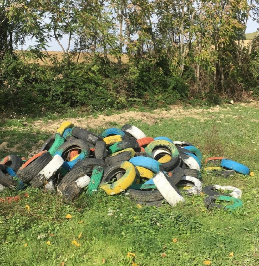 Recanati: pneumatici abbandonati a Saletta, lungo il torrente Monocchia