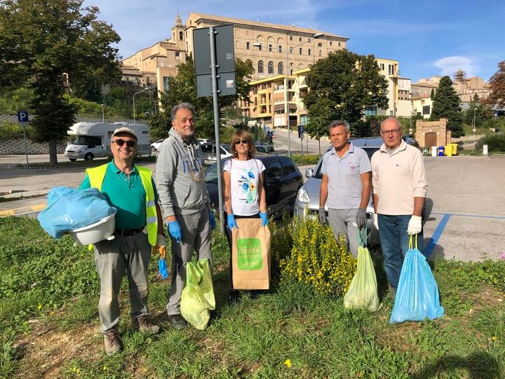 Puliamo Recanati: troppo pochi i volontari in azione